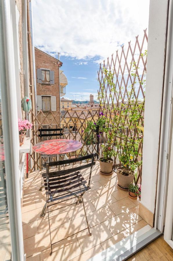 Inner Bo, Terrazzino Vista Tetti In Centro Storico Болонья Экстерьер фото
